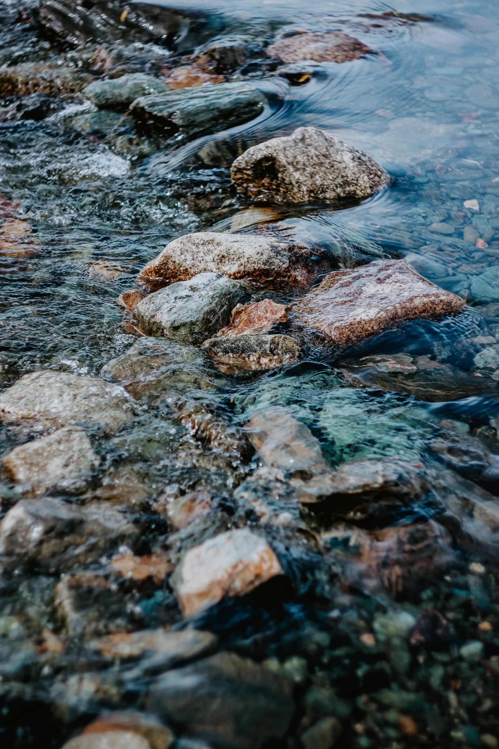 Eau s'écoulant dans une rivière