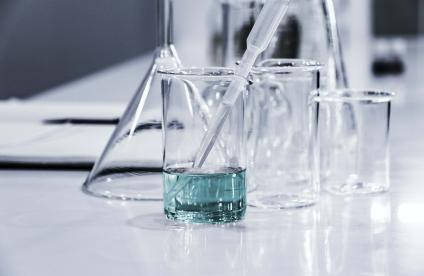 Photo d'équipements de laboratoire en verre disposés sur une paillasse