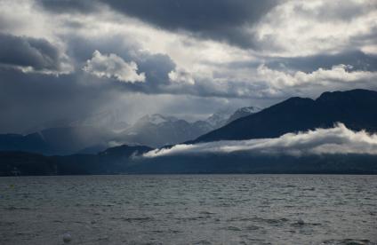 Photo du lac d'Annecy par temps d'orage