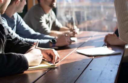 Photo de personnes travaillant en groupe autour d'une table