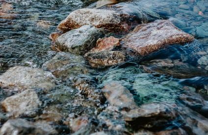 Eau coulant dans une rivière