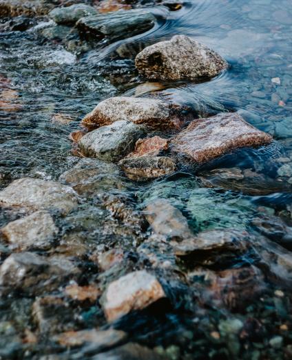 Eau s'écoulant dans une rivière