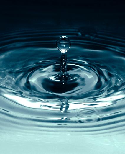 Photo d'une goutte d'eau tombant dans une masse d'eau