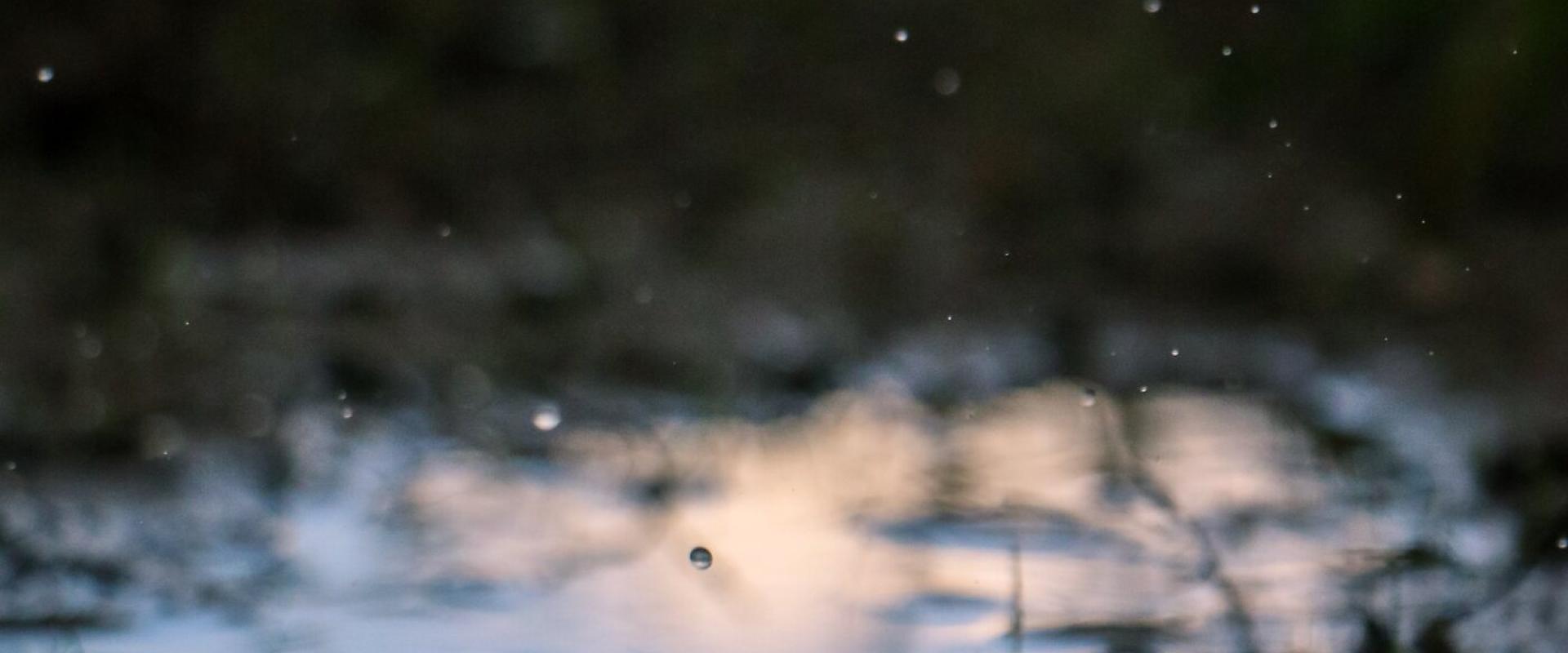 Goutte d'eau tombant dans une flaque d'eau