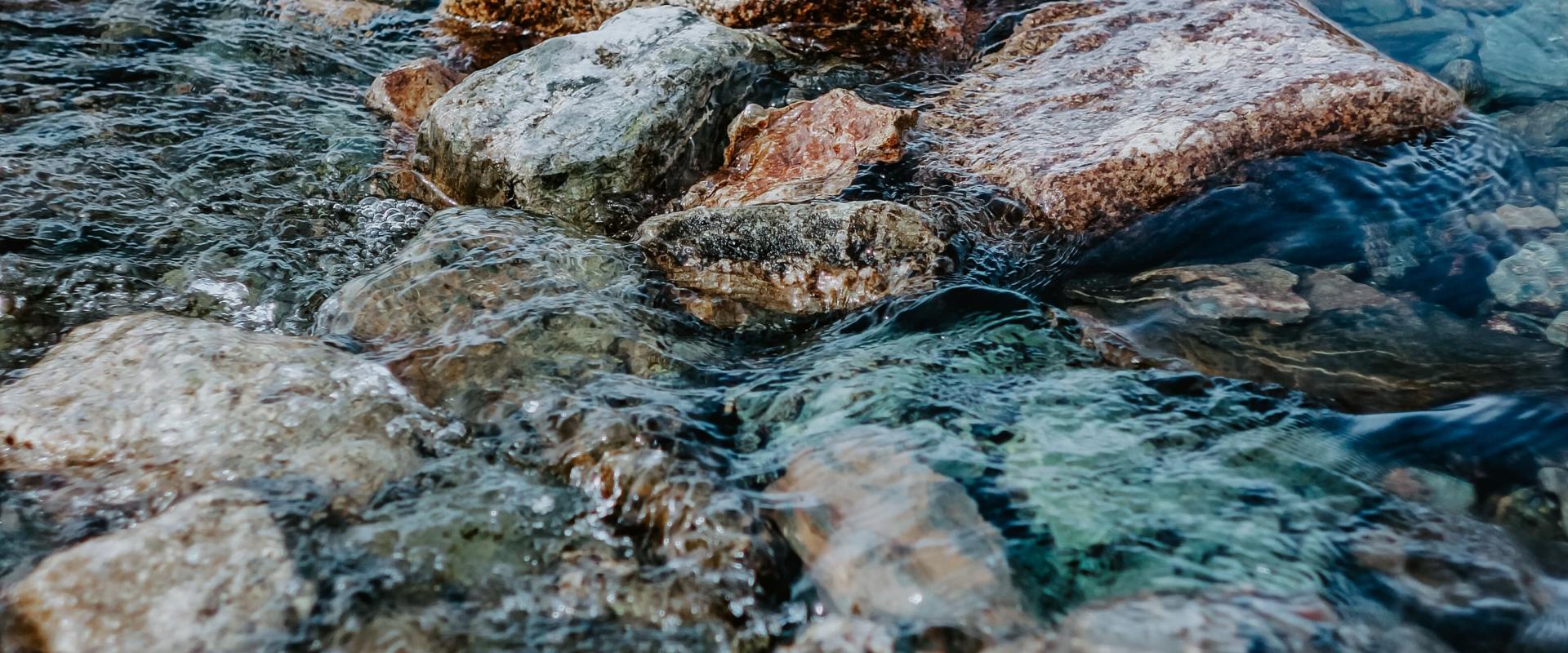 Eau coulant dans une rivière