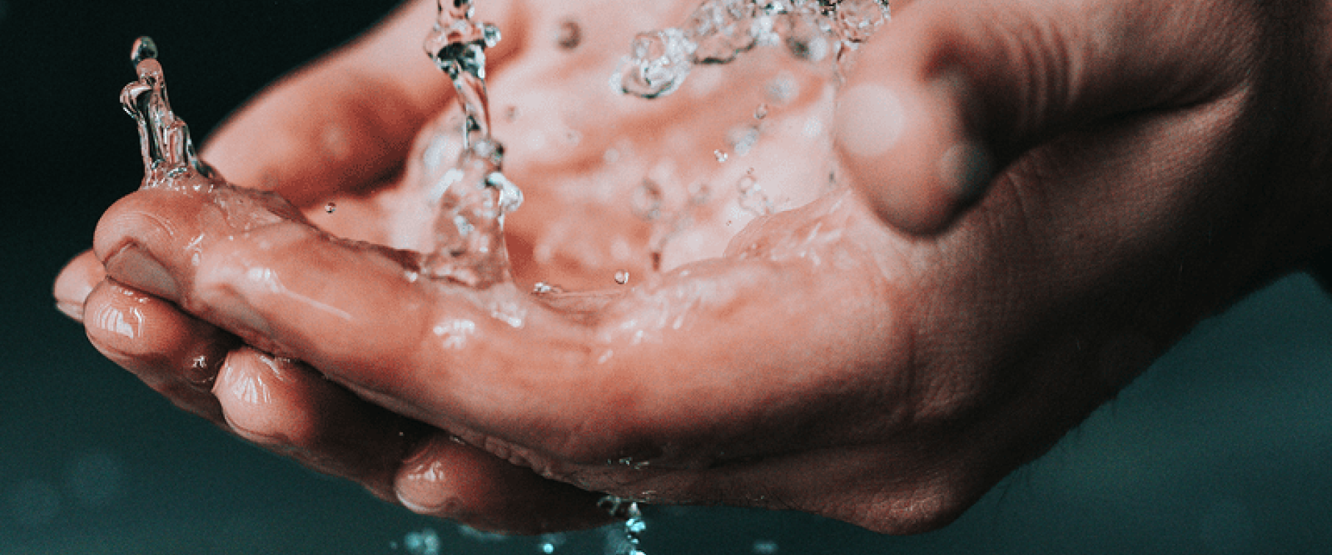 Photo de deux mains recueillant de l'eau coulant d'un robinet