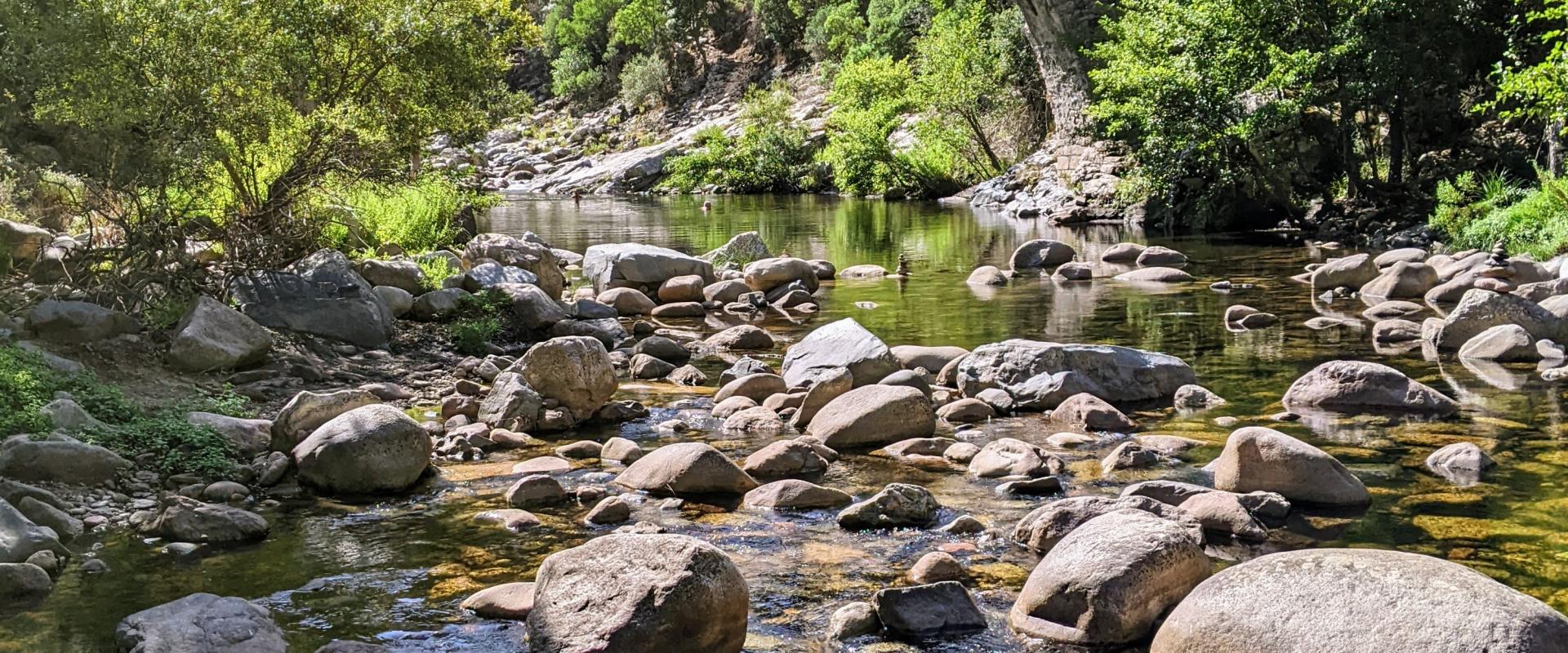 Photo d'une rivière surmontée d'un pont de pierre en Corse