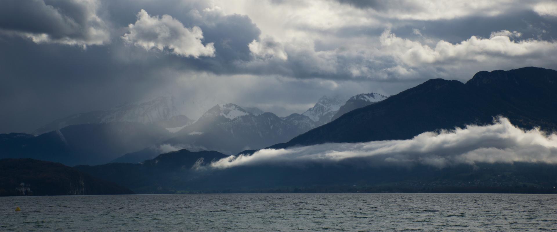 Photo du lac d'Annecy par temps d'orage