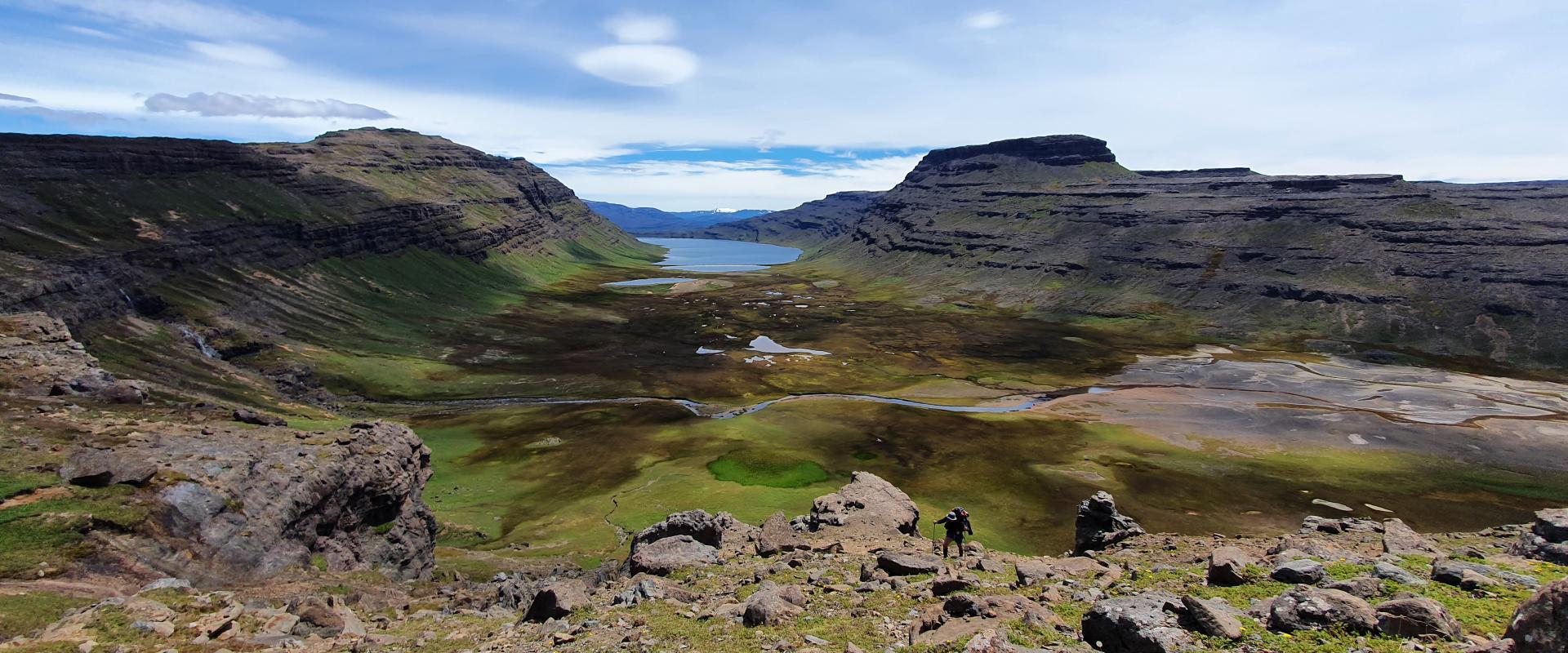 Photo d'un paysage montagneux parcouru de rivières et de lacs dans l'Archipel des Kerguelen (TAAF)
