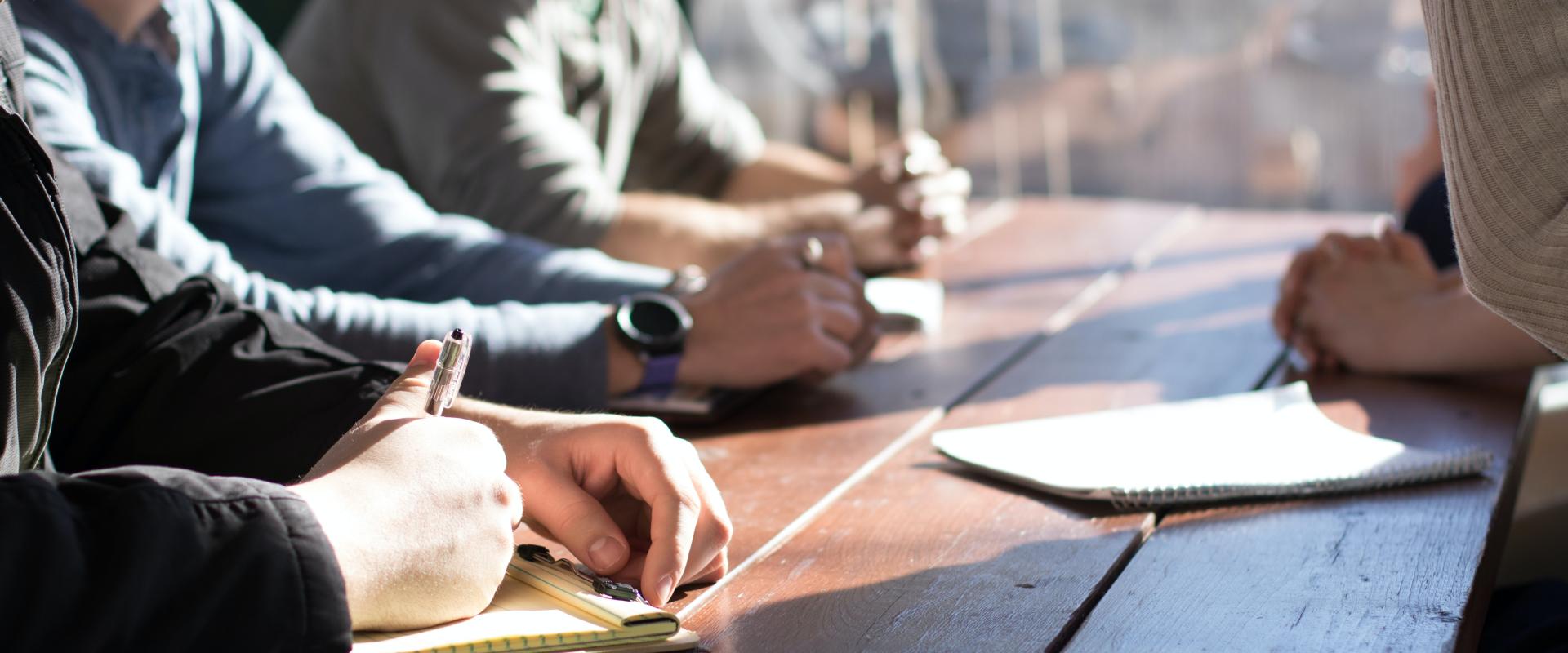 Photo de personnes travaillant en groupe autour d'une table