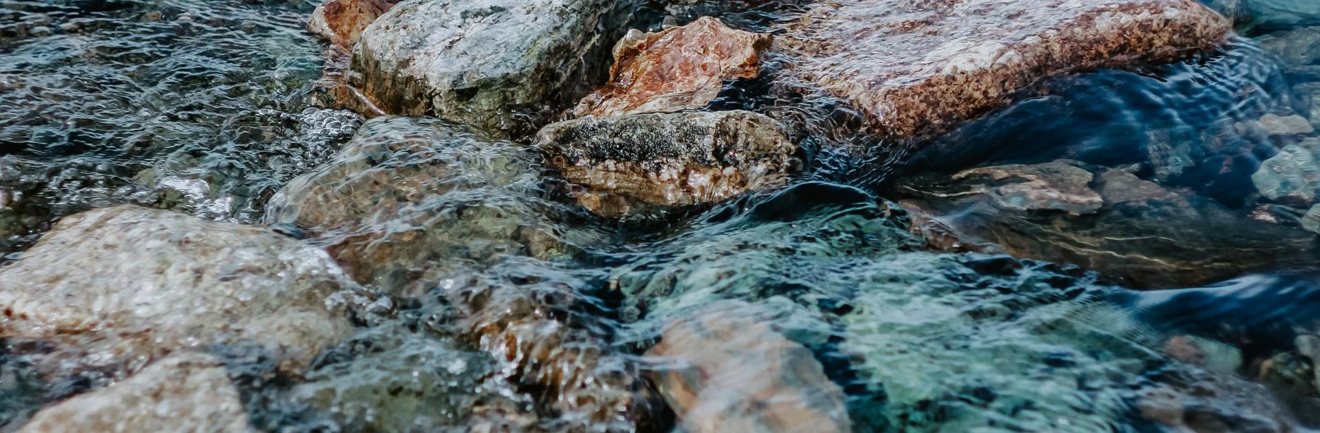 Eau coulant dans une rivière