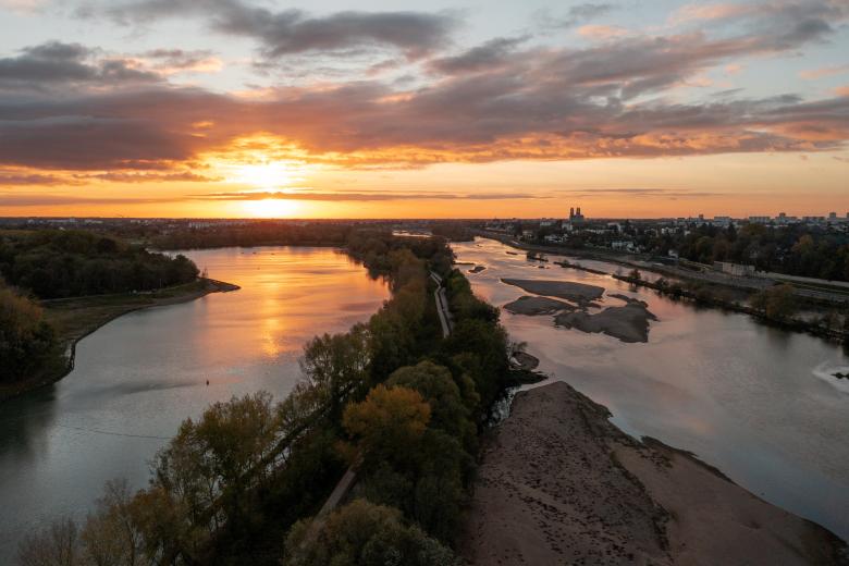 Photo d'un coucher de soleil sur une rivière