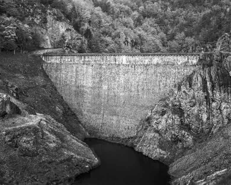 Photo en noir et blanc du Barrage du Gouffre d'Enfer près de Saint-Etienne