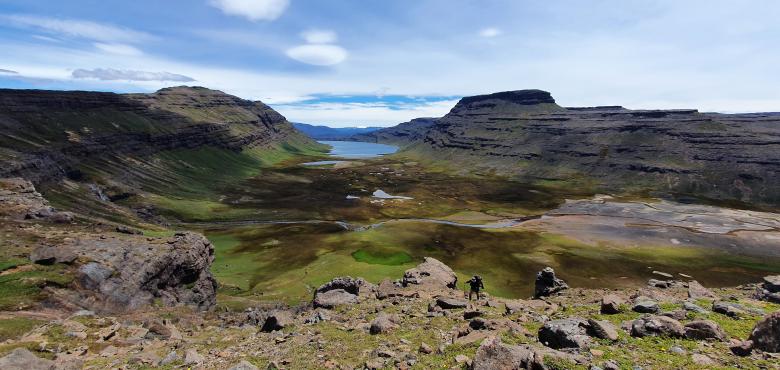 Photo d'un paysage montagneux parcouru de rivières et de lacs dans l'Archipel des Kerguelen (TAAF)